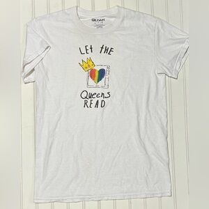 Gildan Women’s T-Shirt S White Let The Queens Read Rainbow Heart Books‎ Casual
